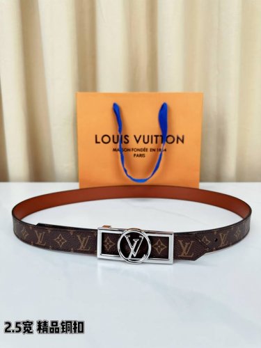 本款2.5宽 Dauphine 双面腰带立足历久弥新的美学视角，令经典与摩登细致融合。新式搭扣将 Lv Circle 标识嵌入长方形框架中，恰似 Nicolas