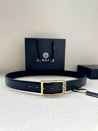 特 P200 宽度3.5Cm此款35全牛皮皮带，饰有金属Greca搭扣，正面刻有Versace Logo。 Greca Goddess搭扣 Logo雕刻 材质： - 点击图像关闭