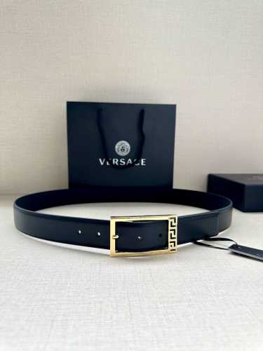 特 P200 宽度3.5Cm此款35全牛皮皮带，饰有金属Greca搭扣，正面刻有Versace Logo。 Greca Goddess搭扣 Logo雕刻 材质：