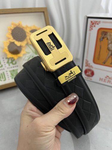 品名：Versace.范思哲 自动带 材质：原单牛皮腰带 百分百头层牛皮腰带保证真皮，24K纯钢扣，专柜原单品质、做工精细，时尚大牌，送人自用首选 包装： 请认