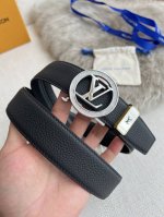 品名：Lv..路易..威登 腰带自动带 皮带 型号：自动扣，纯钢材质自动扣，头层牛皮自动带身，实物拍摄 材料：百分百头层牛皮，保证真皮。24K纯钢扣，永不掉色专