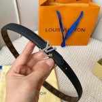 特 片裝1 寬：20Mm 驢家新品 Ss特別限定女士腰帶 全新設計搭扣搭配 一面光亮小牛皮 另一面防水料最新圖案 雙面用