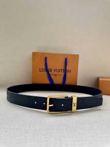 3.4宽本款 Taurillon 皮革腰带为金属束带圈融入Lv 标识，打造沉稳低调的绅士风范 Taurillon 皮革牛皮革内衬黄铜搭扣束带圈饰 古金 古白 有