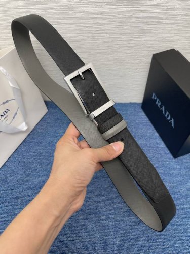 -Prada 普拉达 550108专柜同款 男士休闲双面用腰带 宽3.4Cm 采用掌纹双面牛皮 采用简约外形设计，其上以Prada徽标装饰，勾勒精致细节，是Pr