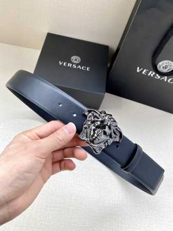 宽度4.0cm 范思哲 此款平纹皮底 腰带饰有标志性的Versace美杜莎头像扣，彰显品牌格调。是一款精美的衣橱必备单品。 - 点击图像关闭