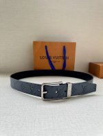 特 3.4宽 Saint Germain 腰带为 Monogram Eclipse 帆布搭配金属圈，将融入 Lv 字母的针式搭扣点缀一角，可为各式造型注入俊逸风