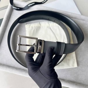 -万宝龙方形带扣黑色蓝色腰带 35毫米 这款双面皮带是多场合伴侣，提供独特的颜色和纹理组合。35毫米皮带的一侧采用灰色粒面皮革制成，另一侧采用光面黑色皮革制成，