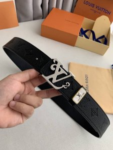 品名： Lv..路易..威登原单 型号：双面使用挂扣，新款钢扣，图片实物拍摄 材料：双面头层牛皮，挂扣系列，纯钢质扣头，钯镀电镀工艺永不掉色。带身可双面使用，荔