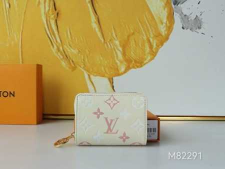 颜色 米白尺寸 11X9M82291 “Portefeuille Roux”采用蓬松的小羊皮制成，具有枕头般的质感。皮革压花并印有对比鲜明的 Monogram - 点击图像关闭