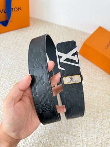 品名： Lv..路易..威登腰带皮带原单 型号：挂扣，经典纯钢材质挂扣，头层牛皮，图片实物拍摄 材料：头层牛皮，挂扣系列，纯钢材质扣头，钯镀电镀工艺永不掉色。原