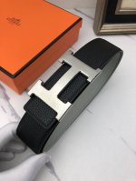 爱玛仕：原单头层牛皮荔枝皮纹，内衬头层卡其平纹牛皮底，营造织纹外观。饰以标志原单扣。专柜宽度4.0