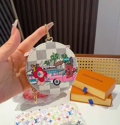 Louis Vuitton老花包包挂饰、卡通彩绘印花小零钱包。Lv包饰挂件钥匙扣、独家原单货，标志性老花超级百搭，可放钥匙或小零钱，确实精致。手感真的很赞
