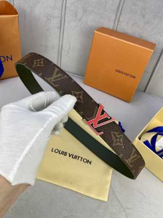 特 3.0宽 Initiales 双面腰带拼接丝滑小牛皮和经典 Monogram 帆布，以两式风尚分别烘托抛光 字母搭扣，与皮具系列单品搭配相宜。 - 点击图像关闭