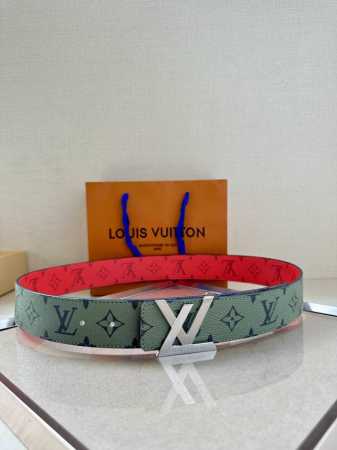 特 本款 4.0宽 Lv Initials 双面腰带展现经典Monogram 帆布的缤纷演绎，以 Lv 字母搭扣彰显瞩目风范，可为经典或休闲造型注入摩登新意 - 点击图像关闭