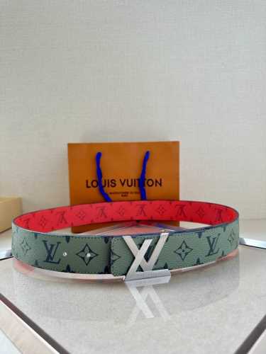 特 本款 4.0宽 Lv Initials 双面腰带展现经典Monogram 帆布的缤纷演绎，以 Lv 字母搭扣彰显瞩目风范，可为经典或休闲造型注入摩登新意