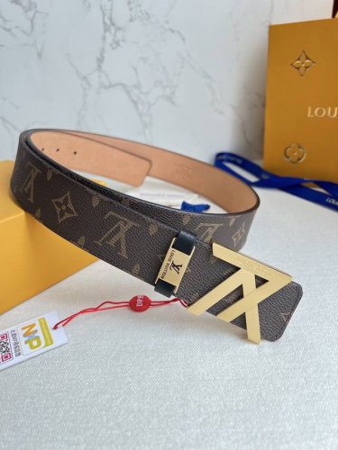 品名： Lv..路易..威登腰带皮带原单 型号：挂扣，经典纯钢材质镂空挂扣，头层牛皮，图片实物拍摄 材料：头层牛皮，挂扣系列，纯钢材质扣头，钯镀电镀工艺永不掉色
