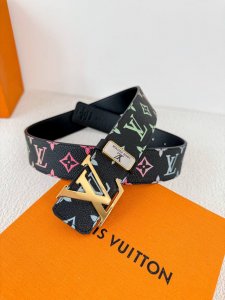 品名： Lv..路易..威登腰带皮带原单 型号：挂扣，经典纯钢材质挂扣，头层牛皮，图片实物拍摄 材料：头层牛皮，挂扣系列，纯钢材质扣头，钯镀电镀工艺永不掉色。原