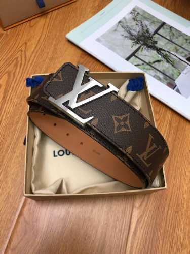 配送专柜全套礼盒包装。 Lv：原单面料,內衬头层牛皮磨砂底，搭配原单扣.带扣和牛仔装相得益彰，彰显一派休闲气息.专柜宽度4.0