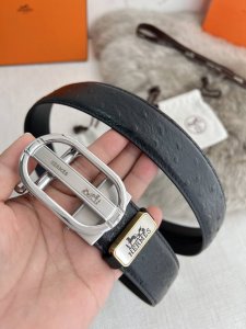 品名：爱马仕.Her..Mes自动扣皮带 腰带 型号：自动带身，纯钢材质经典自动扣，自动带身，内穿款 腰带：百分百头层牛皮，自动带身，保证真皮。24K纯钢扣永不