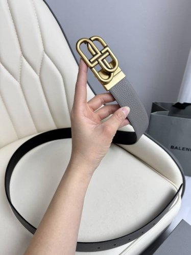 巴黎世家 Balenciaga 宽度3.5Cm 是法国的奢侈品牌，作为时尚界最具影响力品牌之一的地位。设计师源于：都市时尚潮流独特的设计风格，采用进口小牛皮制作