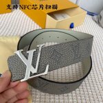 寬40Mm 同步新款！Lv Shape雙面腰帶以全新togo水洗紋小牛皮 壓花絲印而成的藍色大logo圖案 搭配啞光lv Shape搭扣。 翻轉佩戴素雅的小牛皮