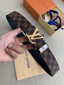 品名： Lv..路易..威登原单 型号：双面使用挂扣，图片实物拍摄 材料：头层牛皮，挂扣系列，纯钢质扣头，钯镀电镀工艺永不掉色。黑咖格皮底，专柜同等质量， 送人