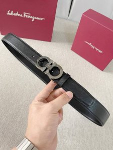 菲拉格慕：男士3.5腰带牛皮头层条纹面，内侧则为牛皮头层平纹皮，搭配可拆卸精品8字扣