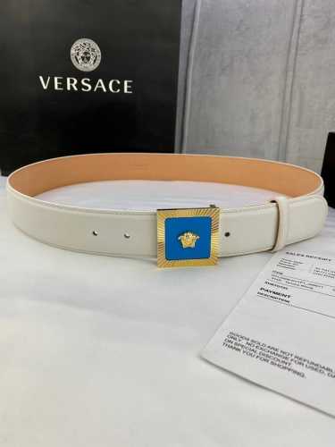 宽度4.0Cm Versaec 饭范思哲 此款时尚平纹腰带由柔软的小牛皮革制成，饰有立体美杜莎搭扣。
