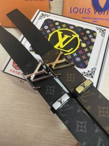 品名：Lv..路易..威登原单 材质：原单牛皮腰带 百分百头层牛皮腰带保证真皮，24K纯钢扣，专柜原单品质、做工精细，时尚大牌，送人自用首选 包装： 请认准如图
