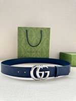 宽度3.8Cm Gucci 这款双面腰带巧妙融合gg Supreme帆布与头层品牌纹理材质，演绎历久弥新的实用设计理念。富有辨识度的双g配件再现典藏搭配，诠释当