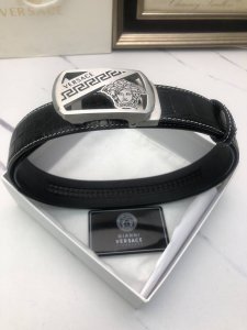 范思哲：原单头层牛皮鳄鱼纹面，内衬头层小牛皮底，搭配原单自动扣，可裁剪的自动带，此款腰带面双采用意大利原定厂制进口牛皮带身 ，对专版柜足宽3.5