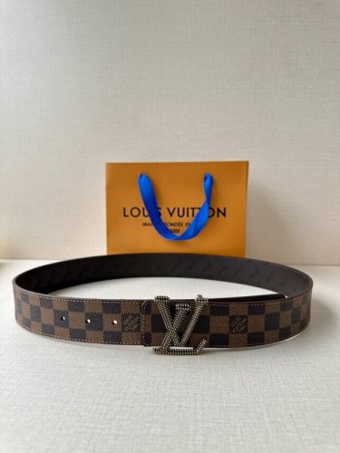 4.0宽Lv Initiales Studs 可逆皮带诱人地将House Dna与意想不到的繁荣相结合，立即使风格现代化。双面表带覆盖着全覆盖的签名印花，由饰有