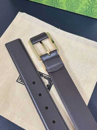 当季新款，中性色调精致牛皮革与方形搭扣完美合璧，不经意间散发商务正装风范。这款宽版腰带精选光面牛皮革制作，方形搭扣金属环上的Gucci刻花尽显个性魅力。，3.5