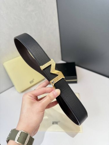 万～宝龙 Mont～Blanc 自动平滑扣腰带是奢侈品牌万宝龙的经典配饰之一，以其精致的设计、高品质的材料和卓越的工艺著称。万宝龙腰带通常适合商务、正式场合或日