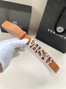 宽度3.0cm VRSACE 此款腰带采用柔软皮革制成，饰有Logo搭扣，并采用衣领铆钉固定，造型经典。