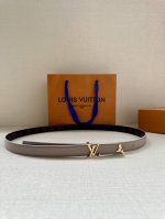 本款2.0宽 Pretty Lv 双面腰带凝聚路易威登的奇巧匠艺。由 Monogram 花卉取下的部分点缀末端，与 Lv 字母搭扣共同闪烁金属光泽，细腻皮革和