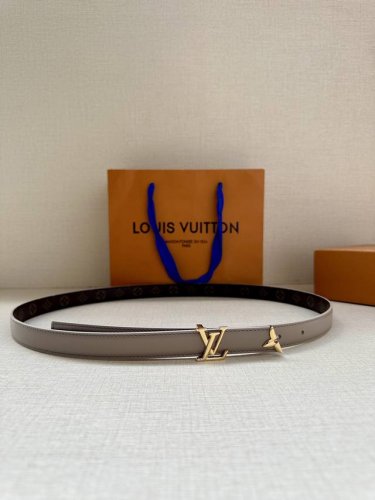 本款2.0宽 Pretty Lv 双面腰带凝聚路易威登的奇巧匠艺。由 Monogram 花卉取下的部分点缀末端，与 Lv 字母搭扣共同闪烁金属光泽，细腻皮革和