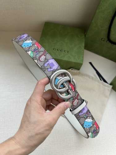 特 宽度3.8Cm Gucci Gg Marmont系列每一季都会推陈出新，为灵感源于70年代的标志性Gg配件注入宠物现代精髓。这款Gg Supreme帆布腰带