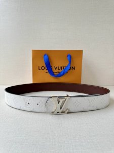 4.0宽 L家 Dimension Monogram HéRitage 双面腰带拼接素净皮革和 Monogram 涂层帆布，呈现经典设计的崭新演绎。品牌元素焕现