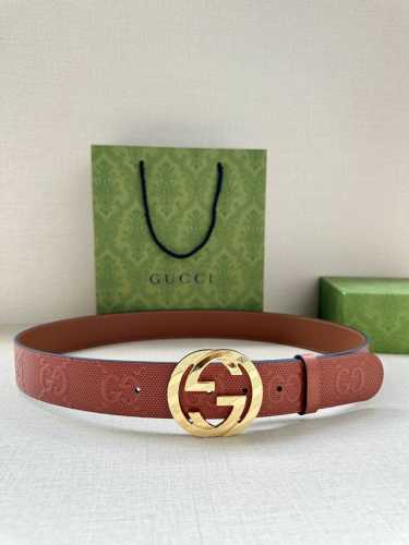 Gucci 宽度4.0Cm 这款单品将品牌的过去与未来贯通在一起，以现代风格的全新设计诠释了经典设计元素。Guccio Gucci字母交织图案巧妙融入纹理和材质