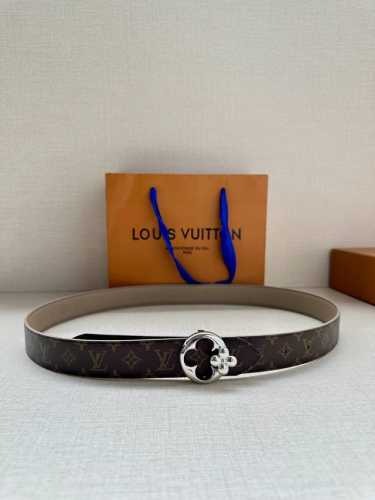 3.0宽lv Flowergram Round 双面腰带以新颖视角解读路易威登经典元素，令圆瓣 Monogram 花卉化为瞩目金属搭扣。Monogram Emp
