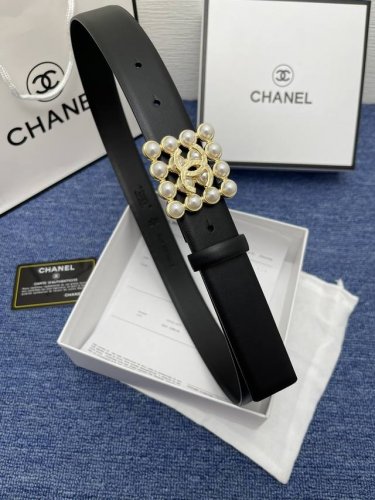 品牌 香奈儿女带 特 描述 双面原版皮可调节式皮带，小牛皮材质，配有钯金色和银色钢金属扣 牛皮材质 不锈钢 香奈儿扣 3.0厘米 意大利制造 腰带为意大利尺寸，