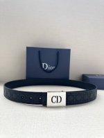宽度3.5Cm 这款 Dior Charm 腰带扣是夏季男装系列新品，采用不锈钢真空电镀饰面黄铜精心设计，重新演绎经典的 Dior 标志。可与各式 35 毫米腰