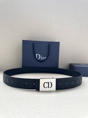宽度3.5Cm 这款 Dior Charm 腰带扣是夏季男装系列新品，采用不锈钢真空电镀饰面黄铜精心设计，重新演绎经典的 Dior 标志。可与各式 35 毫米腰