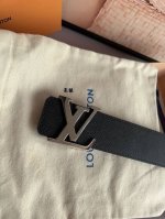 特 想要品牌高识别度中的低调内涵款，这款必须首选。给人一种沉稳的感觉，气质由内而外。精选意大利进口上乘皮料五金工艺精湛，万物皆可搭，四季皆可配。40Mm