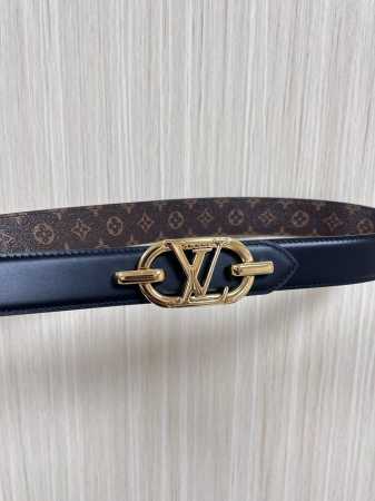 当季新款，腰带取材雍容牛皮革和 Monogram 帆布，便于随心切换两 式风尚。路易威登手写体标识化身为宽幅金属搭扣，于中央点亮视线 焦点，可为休闲和正式造型注 - 点击图像关闭