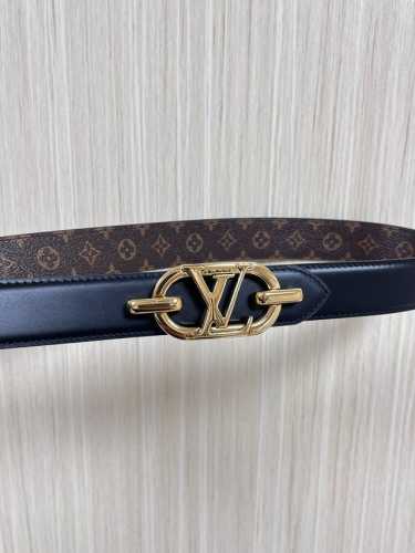 当季新款，腰带取材雍容牛皮革和 Monogram 帆布，便于随心切换两 式风尚。路易威登手写体标识化身为宽幅金属搭扣，于中央点亮视线 焦点，可为休闲和正式造型注