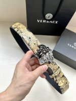 特 宽度4.0Cm Versace范思哲此款Palazzo腰带采用牛皮革面料制作，并饰有Le Pop Classique图案印花和标志性的旋转尾夹美杜莎五金配件