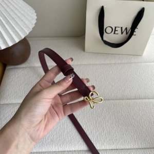 特P160 罗意威新款光滑牛皮革腰带，饰以金属Loewe品牌标志Logo，宽1.5Cm，五孔调节。颜色：酒红色