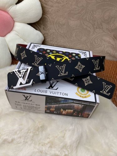 品名：Lv..路易..威登原单 材质：原单牛皮腰带 百分百头层牛皮腰带保证真皮，24K纯钢扣，专柜原单品质、做工精细，时尚大牌，送人自用首选 包